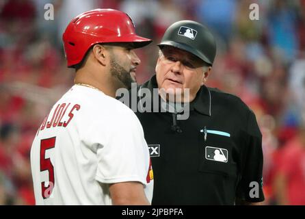 St. Louis, Stati Uniti. 17th ago, 2022. Home piastra umpire Jerry Layne parla con St. Louis Cardinals Albert Pujols prima dell'inizio del Colorado Rockies-St Louis Cardinals, partita di baseball al Busch Stadium di St. Louis, martedì 16 agosto 2022. Foto di Bill Greenblatt/UPI Credit: UPI/Alamy Live News Foto Stock