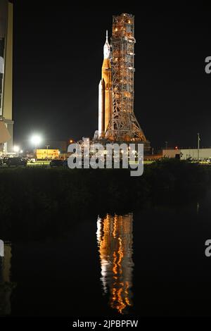 Il razzo SLS della NASA e la navicella spaziale Orion rotolano dal Vehicle Assembly Building al complesso 39B presso il Kennedy Space Center, Florida, martedì 16 agosto 2022. Il booster e la navicella spaziale sono stati preparati per il volo inaugurale del programma Artemis. Il volo di prova senza equipaggio spianerà la strada alle future missioni con equipaggio sulla luna e oltre Foto di Joe Marino/UPI Credit: UPI/Alamy Live News Foto Stock