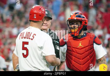 St. Louis, Stati Uniti. 17th ago, 2022. I Cardinali St. Louis Albert Pujols e Yadier Molina parlano con l'umpire della piastra di casa Jerry Layne prima dell'inizio del Colorado Rockies-St. Louis Cardinals, partita di baseball al Busch Stadium di St. Louis, martedì 16 agosto 2022. Foto di Bill Greenblatt/UPI Credit: UPI/Alamy Live News Foto Stock