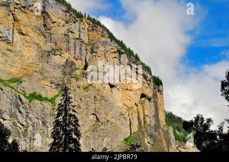 Sulla strada per le cascate di Mürrenbach, vicino Stechelberg, nella valle superiore di Lauterbrunnen, Svizzera, Europa Foto Stock