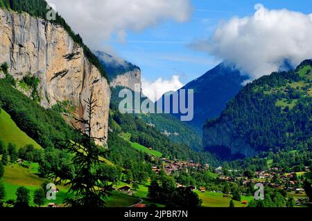 Sulla strada per le cascate di Mürrenbach, vicino Stechelberg, nella valle superiore di Lauterbrunnen, Svizzera, Europa Foto Stock