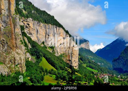 Sulla strada per le cascate di Mürrenbach, vicino Stechelberg, nella valle superiore di Lauterbrunnen, Svizzera, Europa Foto Stock