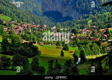 Sulla strada per le cascate di Mürrenbach, vicino Stechelberg, nella valle superiore di Lauterbrunnen, Svizzera, Europa Foto Stock