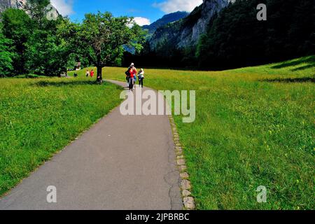 Sulla strada per le cascate di Mürrenbach, vicino Stechelberg, nella valle superiore di Lauterbrunnen, Svizzera, Europa Foto Stock