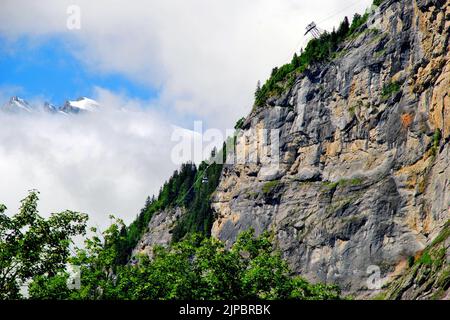 Sulla strada per le cascate di Mürrenbach, vicino Stechelberg, nella valle superiore di Lauterbrunnen, Svizzera, Europa Foto Stock