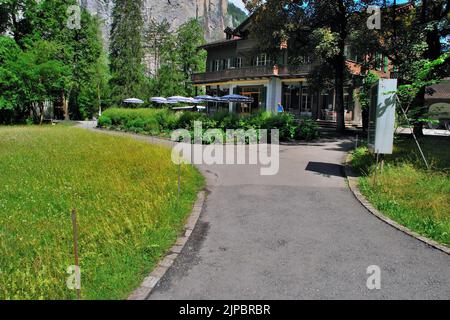 Sulla strada per le cascate di Mürrenbach, vicino Stechelberg, nella valle superiore di Lauterbrunnen, Svizzera, Europa Foto Stock