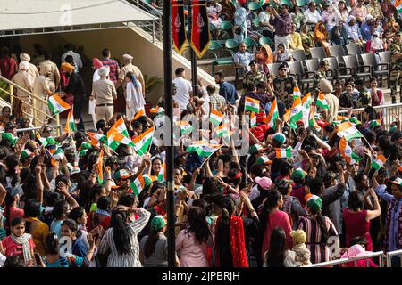 L'abbassamento della cerimonia delle bandiere al confine Attari-Wagah è una pratica militare quotidiana che le forze di sicurezza dell'India Foto Stock