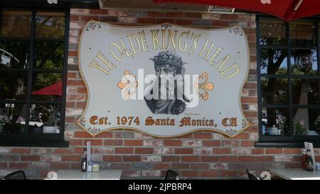 Santa Monica, California, USA 16th agosto 2022 Ye Olde Kings Head, dove Jim Morrison e The Doors hanno tenuto il loro primo concerto al 116 di Santa Monica Blvd il 16 agosto 2022 a Santa Monica, California, USA. Foto di Barry King/Alamy Stock Photo Foto Stock