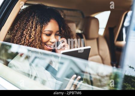 Immagini Stock - La Donna D'affari All'interno Di Un'auto Cattura Il  Telefono Cellulare Per Lavorare.. Image 161550527