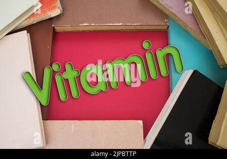 Parola vitaminica in libro aperto con vintage, motivi naturali vecchio disegno di carta antica. Foto Stock