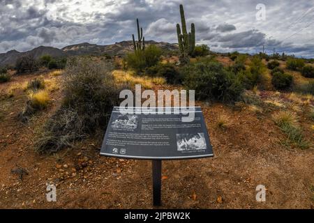 Tonto NF, AZ, USA - 25 dicembre 2021: Le abitazioni sulla scogliera Tonto Foto Stock