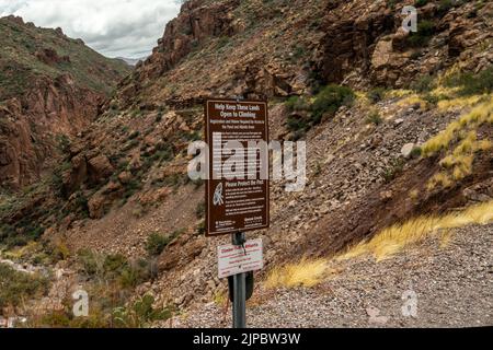 Tonto NF, AZ, USA - 25 dicembre 2021: Avviso per i visitatori Foto Stock