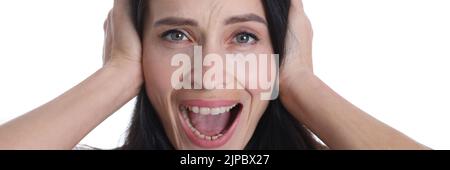 Infelice caucasica femmina inquilino o inquilino copre le orecchie mani odia il rumore di casa Foto Stock