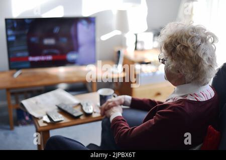 Foto del file datata 15/1/2020 di una persona anziana che guarda la TV. Gli adulti più giovani guardano la TV quasi sette volte in meno rispetto agli oltre 65 anni, le nuove ricerche dell'UFCOM evidenziano un crescente "divario generazionale" nelle abitudini di visione. Un nuovo rapporto del regolatore di comunicazioni ha trovato quelli di età fra 16 e 24 ora spendono meno di un'ora (53 minuti) un il giorno che guarda la televisione della trasmissione. Al contrario, le persone di età pari o superiore a 65 anni continuano a guardare la TV in programma per cinque ore e 50 minuti al giorno in media, un lieve aumento rispetto a dieci anni fa. Data di emissione: Mercoledì 17 agosto 2022. Foto Stock