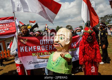 Rancaekek, Giava Occidentale, Indonesia. 17th ago, 2022. I residenti hanno partecipato a un carnevale che commemorava la giornata dell'indipendenza dell'Indonesia a Parongpong, West Bandung Regency, Indonesia. Il carnevale per accogliere il 77th° giorno di indipendenza dell'indonesia è stato frequentato da residenti di vari villaggi. (Credit Image: © Algi Libri Sugita/ZUMA Press Wire) Foto Stock