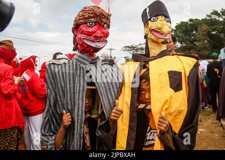 Rancaekek, Giava Occidentale, Indonesia. 17th ago, 2022. I residenti hanno partecipato a un carnevale che commemorava la giornata dell'indipendenza dell'Indonesia a Parongpong, West Bandung Regency, Indonesia. Il carnevale per accogliere il 77th° giorno di indipendenza dell'indonesia è stato frequentato da residenti di vari villaggi. (Credit Image: © Algi Libri Sugita/ZUMA Press Wire) Foto Stock