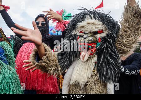 Rancaekek, Giava Occidentale, Indonesia. 17th ago, 2022. I residenti hanno partecipato a un carnevale che commemorava la giornata dell'indipendenza dell'Indonesia a Parongpong, West Bandung Regency, Indonesia. Il carnevale per accogliere il 77th° giorno di indipendenza dell'indonesia è stato frequentato da residenti di vari villaggi. (Credit Image: © Algi Libri Sugita/ZUMA Press Wire) Foto Stock