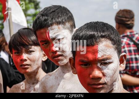 Rancaekek, Giava Occidentale, Indonesia. 17th ago, 2022. I residenti hanno partecipato a un carnevale che commemorava la giornata dell'indipendenza dell'Indonesia a Parongpong, West Bandung Regency, Indonesia. Il carnevale per accogliere il 77th° giorno di indipendenza dell'indonesia è stato frequentato da residenti di vari villaggi. (Credit Image: © Algi Libri Sugita/ZUMA Press Wire) Foto Stock