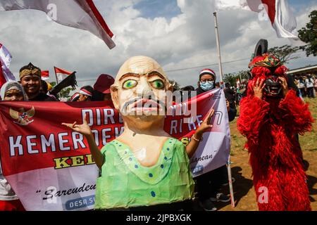 Rancaekek, Giava Occidentale, Indonesia. 17th ago, 2022. I residenti hanno partecipato a un carnevale che commemorava la giornata dell'indipendenza dell'Indonesia a Parongpong, West Bandung Regency, Indonesia. Il carnevale per accogliere il 77th° giorno di indipendenza dell'indonesia è stato frequentato da residenti di vari villaggi. (Credit Image: © Algi Libri Sugita/ZUMA Press Wire) Foto Stock