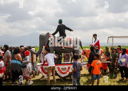 Rancaekek, Giava Occidentale, Indonesia. 17th ago, 2022. I residenti hanno partecipato a un carnevale che commemorava la giornata dell'indipendenza dell'Indonesia a Parongpong, West Bandung Regency, Indonesia. Il carnevale per accogliere il 77th° giorno di indipendenza dell'indonesia è stato frequentato da residenti di vari villaggi. (Credit Image: © Algi Libri Sugita/ZUMA Press Wire) Foto Stock