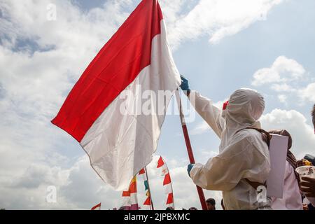 Rancaekek, Giava Occidentale, Indonesia. 17th ago, 2022. I residenti hanno partecipato a un carnevale che commemorava la giornata dell'indipendenza dell'Indonesia a Parongpong, West Bandung Regency, Indonesia. Il carnevale per accogliere il 77th° giorno di indipendenza dell'indonesia è stato frequentato da residenti di vari villaggi. (Credit Image: © Algi Libri Sugita/ZUMA Press Wire) Foto Stock