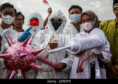 Rancaekek, Giava Occidentale, Indonesia. 17th ago, 2022. I residenti hanno partecipato a un carnevale che commemorava la giornata dell'indipendenza dell'Indonesia a Parongpong, West Bandung Regency, Indonesia. Il carnevale per accogliere il 77th° giorno di indipendenza dell'indonesia è stato frequentato da residenti di vari villaggi. (Credit Image: © Algi Libri Sugita/ZUMA Press Wire) Foto Stock