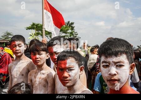 Rancaekek, Giava Occidentale, Indonesia. 17th ago, 2022. I residenti hanno partecipato a un carnevale che commemorava la giornata dell'indipendenza dell'Indonesia a Parongpong, West Bandung Regency, Indonesia. Il carnevale per accogliere il 77th° giorno di indipendenza dell'indonesia è stato frequentato da residenti di vari villaggi. (Credit Image: © Algi Libri Sugita/ZUMA Press Wire) Foto Stock