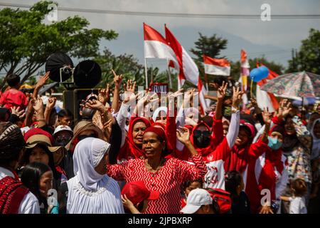 Rancaekek, Giava Occidentale, Indonesia. 17th ago, 2022. I residenti hanno partecipato a un carnevale che commemorava la giornata dell'indipendenza dell'Indonesia a Parongpong, West Bandung Regency, Indonesia. Il carnevale per accogliere il 77th° giorno di indipendenza dell'indonesia è stato frequentato da residenti di vari villaggi. (Credit Image: © Algi Libri Sugita/ZUMA Press Wire) Foto Stock