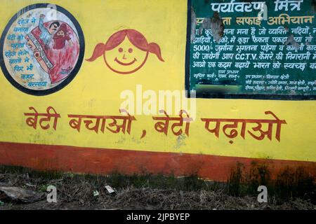 Febbraio 13th 2022. Dehradun Uttarakhand India. Una campagna governativa che diffonde consapevolezza circa l'educazione delle ragazze. Hindi ha scritto il testo che significa " Salva Foto Stock