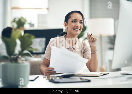 Budget di manager finanziario, donna d'affari o analista finanziario su un computer con documenti cartacei. Giovane ragioniere sorridente, consulente assicurativo o investimento Foto Stock