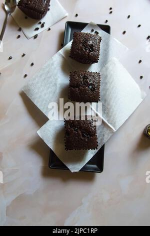 Muffin al cioccolato di prodotti dolciari su sfondo. Vista dall'alto Foto Stock