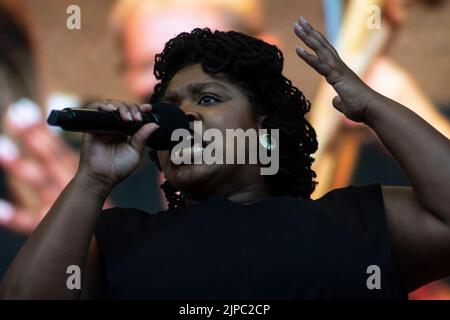 15 agosto 2022, Chicago, Illinois, USA: Dopo due anni di pausa, l'evento gratuito di Broadway a Chicago è tornato al Pritzker Pavillion nel Millennium Park, Chicago. L'evento ospitato dalla ABC-TV personalità Val Warner e Jose Saunders ha dato gli estratti del pubblico di dieci spettacoli di Broadway in arrivo a Chicago tra cui il Re Leone, Caro Evan Hansen, Chicago, 1776, Wicked, jagged pill poco, Tina, Les Miserables, Aladdin e MJ. Nella foto: Artisti di 1776 SALOME SMITH (Credit Image: © Karen I. Hirsch/ZUMA Press Wire) Foto Stock