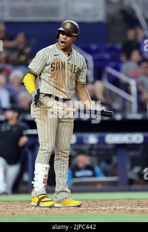Miami, Florida. USA; San Diego Padres il fielder di destra Juan Soto (22) fu sorpreso dal terzo attacco chiamato dall'umpire di casa Dan Iassonga durante un majo Foto Stock