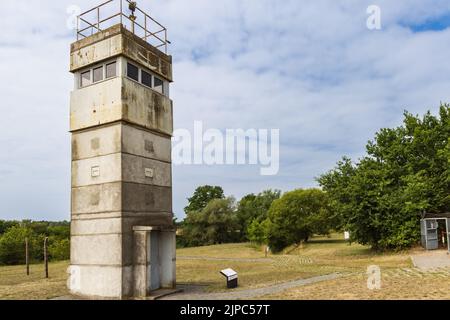 Guarda la torre della casa di confine o il museo Grenzhus a Schlagsdorf, in Germania, raccontando la storia della cortina di ferro tra l'ex Germania orientale e occidentale durante la guerra fredda Foto Stock