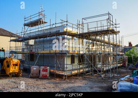 Holywell, Flintshire, Regno Unito: 14 agosto 2022: Sono in corso lavori di costruzione per lo sviluppo di appartamenti presso il sito dell'ex ufficio di registrazione Foto Stock