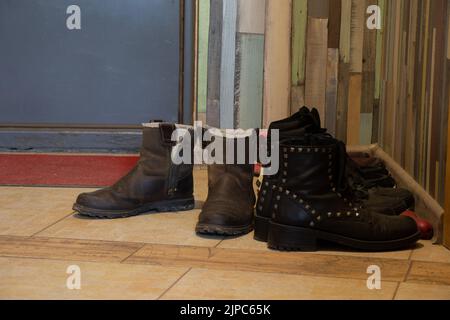 Le scarpe sono a casa nell'appartamento nel corridoio vicino alla porta della strada, benvenuto a casa Foto Stock