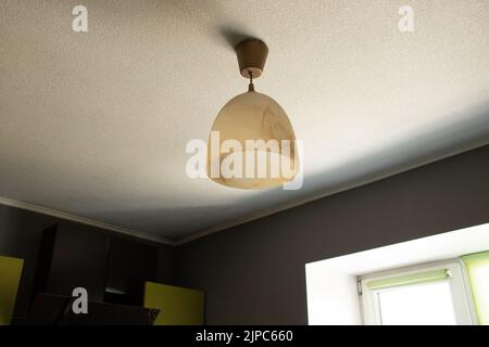 Lampadario sul soffitto durante il giorno in cucina, lampada e illuminazione della casa, consacrazione della casa Foto Stock