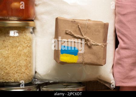 Raccolta di un kit di cibo umanitario per aiutare le persone che hanno sofferto durante la guerra per mano della Russia, fermare la guerra in Ucraina, aiuti umanitari 2022 Foto Stock