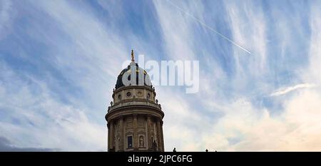 La Chiesa francese di Friedrichstadt contro il cielo a Berlino, in Germania Foto Stock