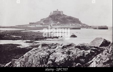 Monte di San Michele, Mount's Bay, Cornovaglia, Inghilterra, visto dalle rocce a Marazion nel 19th ° secolo. From Around the Coast, a Album of Pictures from Photographs of the Chief Seaside Places of Interest in Great Britain and Ireland, pubblicato a Londra, nel 1895, da George Newnes Limited. Foto Stock