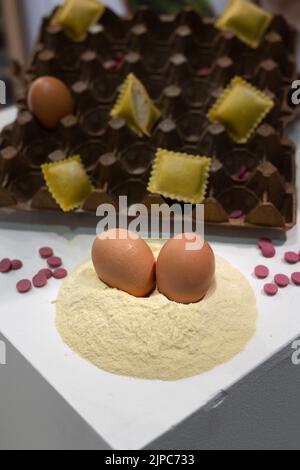 Due uova su farina e pasta italiana Tortelli cruda appena fatta sullo sfondo. Foto Stock