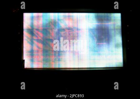 Schermo LCD rotto con più colori e pixelazioni con errori di colore e problemi di formazione astratta strisce di colore e patch di sfondo in gradien Foto Stock