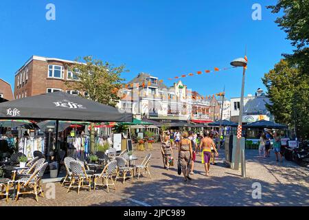 Zandvoort, (kerkplein) Paesi Bassi - Agosto 12. 2022: Piazza del mercato di accogliente e rilassata cittadina costiera olandese con tipici caffè all'aperto ristoranti gastronom Foto Stock