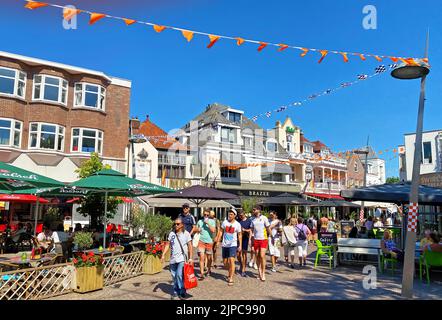 Zandvoort, (kerkplein) Paesi Bassi - Agosto 12. 2022: Piazza del mercato di accogliente e rilassata cittadina costiera olandese con tipici caffè all'aperto ristoranti gastronom Foto Stock