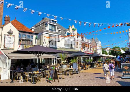 Zandvoort, (kerkplein) Paesi Bassi - Agosto 12. 2022: Piazza del mercato di accogliente e rilassata cittadina costiera olandese con tipici caffè all'aperto ristoranti gastronom Foto Stock