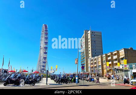 Zandvoort, Paesi Bassi - Agosto 12. 2022: Piazza del Mare del Nord con case sul lungomare e ruota panoramica in estate Foto Stock