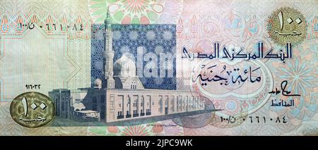 Grande frammento di lato opposto di una vecchia banconota da 100 LE EGP cento dollari egiziani in denaro presenta al-Sayida Zainab moschea al Cairo al centro, sele Foto Stock