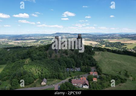 Castello di Trosky, rovine del castello, Troskovice, regione di Liberec, Repubblica Ceca, panorama aereo di Hrad Trosky, antico edificio storico con due torri Foto Stock