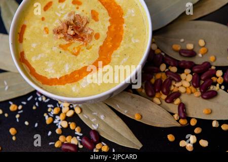 Cibo tradizionale indiano con molte spise Foto Stock