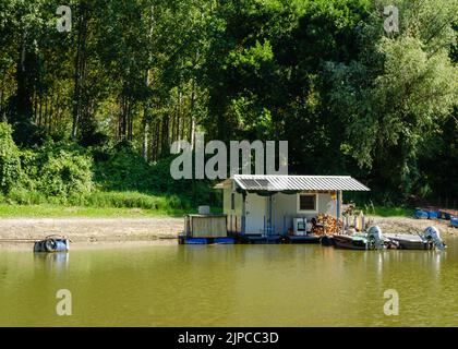 Un laghetto prosciugato vicino al Danubio. Vista su un laghetto prosciugato vicino al Danubio. Foto Stock